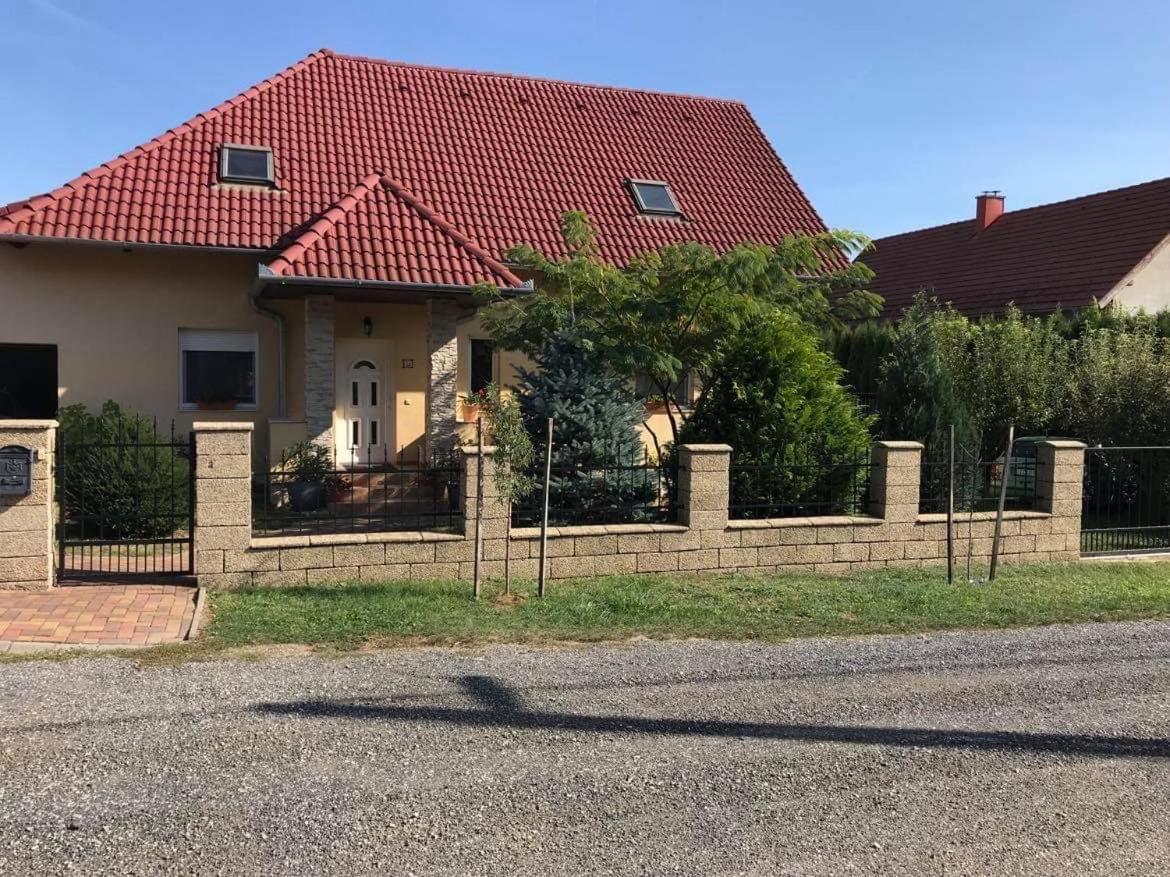 Jasmin Apartment House Vonyarcvashegy Eksteriør bilde